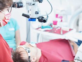 Wurzelkanalbehandlung in der Praxis Dr. Mihlan Fürth durch Zahnarzt Dr. Mihlan. Ein liegender Patienten wird behandelt.